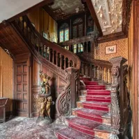 Если всё это аккуратно демонтировать и продать, думаю можно неплохо навариться. Интерьеры-то крутые. И с виду всё в довольно таки сносном состоянии.