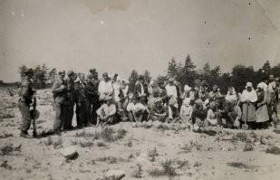 СДЕЛАЮ ПЕРЕПОСТ...ОТ СЕБЯ ДОБАВЛЯТЬ -ТОЛЬКО ПОРТИТЬ...
   Документальные исследования профессора Принстонского университета Яна Томаша Гросса в Польше считаются экстремистскими и подрывными. Американский профессор был даже вызван на допрос польской прокуратурой после публикации книги "Соседи": в ведомстве были возмущены утверждением автора о том, что поляки во время немецкой оккупации убили больше евреев, чем немцев. Гроссу такая реакция непонятна   он всего лишь собирает факты и свидетельства. Его очередная книга "Золотая жатва"   о "золотой лихорадке" на пепелищах концлагерей   тоже стала бомбой*.
   Одним из самых первых свидетельств о том, что происходило в Треблинке сразу после войны, мы обязаны Михалу Калембасяку и Каролю Огродовчику, которые прибыли на территорию лагеря13 сентября 1945 года и отметили среди прочего следующее: "По прибытии на место мы убедились, что на месте, где находился лагерь, оказалось изрытое поле, перекопанное окрестным населением. Поле было так изрыто, что в некоторых местах были ямы до 10 м глубины, в которых виднелись человеческие останки   берцовые кости, челюсти и т.п. <...> Нынешнее состояние Треблинки представляет большое поле, кое-где с зарослями деревьев. Все находившиеся там бараки сожжены или разграблены начисто окрестным населением. Мы застали только остатки. О большом числе убитых тут людей свидетельствует факт, что выкопанные ямы десятиметровой глубины переполнены человеческими костями. <...> Под каждым деревцом были дыры, выкопанные искателями золота и бриллиантов. Запах трупов и газа так ударил нам в голову, что у нас с коллегой началась рвота и жуткое царапанье в горле.

Продвигаясь дальше по территории, мы застали людей, которые копались в ямах, разрывая землю. На наш вопрос: "Что вы тут делаете?"   они ничего не ответили. На расстоянии от высшей точки (около 300 м), где раньше находился крематорий, мы заметили группу людей с лопатами, которые рылись в земле. Увидев нас, они начали убегать. <...> Чрезвычайно удивляет, что место, освященное мученической смертью миллионов невинных людей, до сих пор не было защищено от грабежа и алчности окрестной деревенщины. <...> На раскопке этой территории   каких-нибудь двух квадратных километров   должны были работать тысячи людей, потому что объем вырытых ям колоссален. <...>

Нужно упомянуть, что на территории, где находится Треблинка, господствуют чудовищные отношения. Население, обогатившееся золотом, вырытым из могил, занимается грабежом и ночными нападениями на соседей. Мы пережили огромный страх, когда в одной халупе, в нескольких сотнях метров от той, где мы ночевали, женщину жгли огнем, добиваясь таким способом, чтобы она выдала место, куда спрятала золото и ценности".
 ДА,ЭТОГО , В ПРИНЦИПЕ,ДОСТАТОЧНО ...
ВЫВОДЫ КАЖДЫЙ ДЕЛАЕТ САМ...!!!!
На фото задержанные ,,копатели,, из местных поляков...