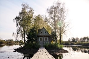 Все зависит от ракурса и времени съемки
Дом на болоте