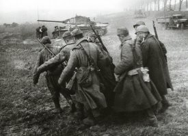 Меня всегда интересовала эта фотография, особенно танк на ней. По силуэту очень похож на Т-44, но по официальным данным, этот танк в боевых действиях в ВОВ не принимал, может это снимок из Монголии где наши воевали уже с японцами?