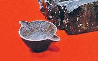 Этот с виду обычный железный котелок пролежал в земле 312 миллионов лет
Из инструментов были использованы только каменные топоры, а также деревянные клинья и молотки.