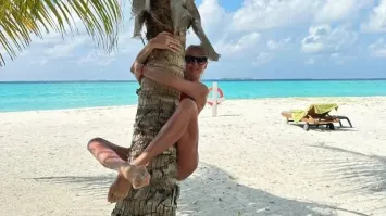 Граждане! Кто нибудь! Снимите эту дуру с пальмы! Спасите природу Мальдив!