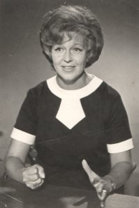 Тётя валя вела передачу "В гостях у сказки". Я её, естественно, смотрел гораздо позже 1958 года и помню ведущую совсем другой.