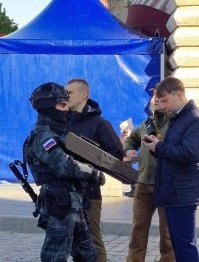 Знающие, подскажите, чего за дровокол в руках у персонажа? уж совсем апокалиптично выглядит..