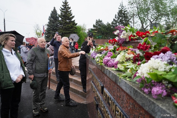 Победа 20 дней в мариуполе. Мемориал воину-освободителю (Кемерово). Памятник погибшим азовстальцам Мариуполь. День Победы в Мариуполе. Памятник воину освободителю в Кемерово.