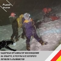 Странно, обычно всех альпинистов жесточайшим образом инструктируют, насчёт признаков обморожения,  чтоб почуяв неладное, ты мог принять экстренные меры, чтоб не утратить конечности, вплоть до установки палатки, и немедленным растиранием и отогреванием всего повреждённого, с последующим этапированием обратно вниз.  Тут либо человек упоротый, решил через боль потерпеть, мол - "боль это слабость покидающая тело", либо тупо не распознал симптомы, либо проводник не обратил внимания на его жалобы и продолжил маршрут.  
Ну и вопрос к экипировке, современные перчатки больше смахивают на рукавицы космонавта,  сильно утеплённые либо вообще с подогревом,  чем на обычные варежки. Собственно подъём в горы, потому и опасен, потому что можно не просто упасть со склона, попасть под сход лавины, а ещё послепнуть от снега, получить отёк мозга, отморозить себе всякое, схватить обморок из-за кислородного голодания. Надо ещё неплохую мед комиссию пройти , если решил туда двинуть. Ты то может морально и готов, а вот организм может сказать "кря" в решительный момент. Идти в горы, надо с  хорошей подготовкой, это опасный вид спорта\хобби.  И это практически всегда подъём в несколько  этапов. Недаром многие горы усеяны трупами, которые от туда снимать никто не собирается.
Жалко этого человека, без пальцев на руке, жизнь не такая прикольная. Но, живой остался..  относительно  хорошая новость для него.