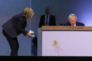 Ну тут допустим явно видно, что это баба блеванула...