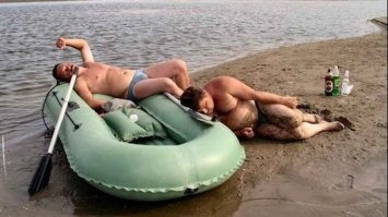 Такие разные дачные майские: фото отдыха девушек из России