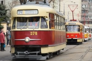 В ролике вот этого нет! С одной фарой и наимягчайшими сиденьями и "диваном" сзади! В конце 70-х меня на таком в детский сад возили! Редко, но попадался на 47 или 35 маршрутах в Нагатино!