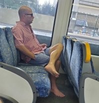 Живу в Австралии и тут 90% народа утюг видели только в магазине, в котором телевизоры с пылесосами продают. Просто никто не заморачивается на эту херню вообще.

Народ в транспорте утром выглядит зачастую вот так: