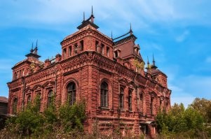 А далеко ездить не надо. Небезызвестное Муромцево, близ Владимира.   Или дом Нагорских в Кинешме. Или вот третье фото. Дом фабриканта Крестьянинова в Мстере...Как говорится - несть им числа.
