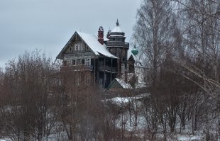 А далеко ездить не надо. Небезызвестное Муромцево, близ Владимира.   Или дом Нагорских в Кинешме. Или вот третье фото. Дом фабриканта Крестьянинова в Мстере...Как говорится - несть им числа.