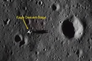 Да бросьте Вы! Ну разве могли эти фотошоперы долететь до Луны? Любой образованный человек знает, что Луна не больше чем светильник на небесной сфере.