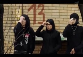 Руководство начальной школы в Германии "протестировало" на малышах стриптиз-шоу трансвеститов