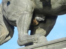 Бред. Вон у коня Татищева в Тольятти какие яйца. Или у памятника Городовикову, сразу видно, что жеребец. Что за люди пошли такие двуличные фарисеи.