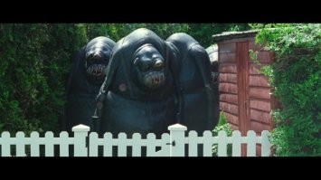 -ууу, они заперли калитку с другой стороны!