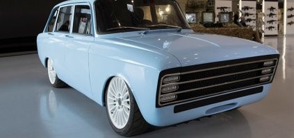 Ох бдь... Очередной раз говорю - куда вы лезете? Какие нахрен электромобили в России? Кому они тут нужны? Машина на которую нужно полдня заряжать? Не заехал, потратил 5 минут и поехал дальше, а сидишь у окошка 4 часа и никуда не едешь. Это при условии, что ты можешь зарядиться абсолютно везде на территории России. Это реально нужно в нашей стране сейчас? Вы сделайте машину для людей которые живут в России, а не в Москве. Где эти стартапы? Где народный автомобиль? Дешёвый и практичный. Где новая Ока, которая имела и будет иметь своего покупателя? Гранта у нас в Курске обозначена в 506 т.р - 1,1 млн. Но кто-то из присутствующих может купить авто за 500? Ответ, конечно нет. Ни одной машины в базе не существует у дилеров. Где стартап, как это исправить? Но им же некогда. Они пытаются гнаться за мировыми тенденциями.... К тому же совершенно бесполезными в современноммире. Глобальный проект, который весь состоит из демагогии и популизма. Что касается отечественных разработок, то всё эти поделки выходят с плакатом "Мы тоже так можем". (На самом деле нет), и дальше одного экземпляра, зачастую не способного перемещаться в пространстве самостоятельно,  дело пока не дошло. Тратили бы деньги и силы на что-то, что реально нужно и будет востребованно. 
На фото автомобиль,  который разработчики называли "Наш ответ Тесле"