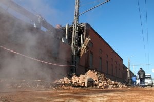 "притормаживает"??? Вы это челябинскому метеориту и его мелким осколкам расскажите)))
