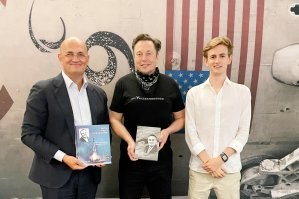 За океаном есть паренёк, который пытается повторить. 
Весь Запад его считаем гением, хотя он просто собирает информацию из советского прошлого.