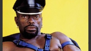 В ресторанах японских гипермаркетов IKEA продают чёрные хот-доги