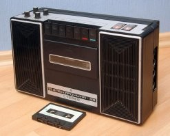 Не знаю по какому стандарту, но запомнил их, потому что сам паял микрофон к штеккеру.Такой вот был.