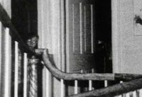 По некоторым фотографиям, возникают вопросы. Например эта:

Специально снимали пустую лестницу? Или увидели призрака и сбегали за фотоаппаратом, а призрак всё это время ждал?
Или эта:

Композиция, обычно строится так, чтобы фотографируемые были в центре снимка. Можно предположить, что фотограф хотел, чтобы в кадр попал подсвечник, но если убрать призрака, то верхний левый угол окажется совсем пустым и вообще, вся фотография будет перекошена. Вряд ли кто-то стал бы так фотографировать.

И по поводу кадборозавра: Уж слишком он прямой для свежевыловленной рыбы. Лежит на 3-4 чурбачках и нигде не провисает, хотя "рыбаки" его даже не поддерживают, а наоборот, опираются на него.