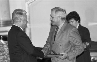 Такая уже скользкая и двуличная мразь, всем жопу вылизывает.  Сам такого наснимал откровенно лживого русофобского и антисоветского овна, что по хорошему, его самого надо поставить к стенке.
Но, деньги не пахнут,  этот плоский червь будет насасывать всем кто у власти и где можно урвать копеечку. Для меня он в одном ряду с Солженицыным. Продажный антисоветчик и лживая гнида.
*Как актёр может и  хороший, а как человек - овно.