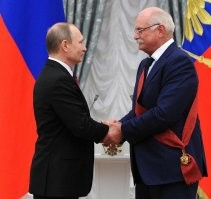 Такая уже скользкая и двуличная мразь, всем жопу вылизывает.  Сам такого наснимал откровенно лживого русофобского и антисоветского овна, что по хорошему, его самого надо поставить к стенке.
Но, деньги не пахнут,  этот плоский червь будет насасывать всем кто у власти и где можно урвать копеечку. Для меня он в одном ряду с Солженицыным. Продажный антисоветчик и лживая гнида.
*Как актёр может и  хороший, а как человек - овно.