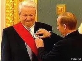 Или престарелый конъюнктурщик хватку стал терять, или напротив, осознал, что годами выстраиваемая вертикаль власти насквозь сгнила и трещит по швам, а значит пора переобуваться!

Напомню тем кто запамятовал КТО построил этот гадюшник, до сих пор спонсируемый прямо или косвенно государством! И пока ЭТИ существа у власти, пока они носят на это капище дважды государственного преступника и предателя Родины цветы, будут и дальше туда водить на экскурсии детей, отравляя неокрепшие умы лживой пропагандой "Святых 90-х"!