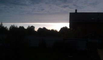 Спасибо . 

Не, пирс, а не понтон. Он на дне стоит. :) 

Скамейку сосед делал. 
Батя, когда рыбачит, раскладное кресло с собой берёт, ему так удобнее. :) 

А закат, у нас и с терассы хорошо видно. :)