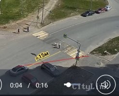 Водитель  виноват. 
Без вариантов. 

Но и шансов избежать, у него практически не было. 
Секунда от возможности увидеть пешехода до столкновения. 
Хорошо, что вильнуть в последний момент успел. 

Кстати, он немного снижал скорость. Видно, что машина чуть-чуть замедлялась. 
Да и не летел он. 

Но этого оказалось недостаточно, увы. 

Здоровья ребёнку. 
Хорошо, если без травм обойдётся. 
Может запомнит, что пешеход должен убедиться, и всё такое. 
Увы, но можно быть правым, но не очень живым. 
Себя надо беречь. 
Лучше сто раз по сторонам посмотреть.