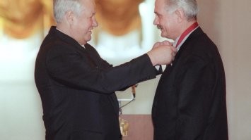 Лучшие люди - это враги всё таки. У них всегда одна четкая позиция. А друзья люди мутные, могут переобуться в тихаря и даже тыкнуть острым в спину иногда.