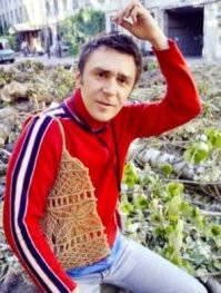 Лет 10 назад, утром часов в 7 стою на ПП и рядом подходит мужик в спортивках и больших тёмных очках. Присмотрелся, а это Шнуров, думал автограф попросить, а у него прям видно лицо как с жестокого бодуна, весь мятый. Подумал, что ему точно не до меня и промолчал.