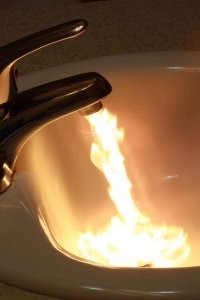Смесь СН4, СО, СS2 и всяких органических примесей. Попадается в артезианских скважинах.