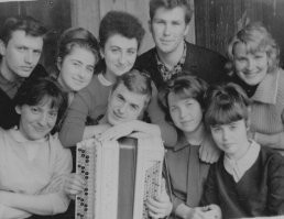Просто посмотреть на лица людей, сравнить с сегодняшними.