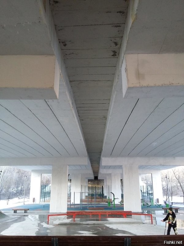 Привет из Ясенево 
Ух нас сейчас обновляют. Гаражи сносят, хорошие места делают. Фото в Узком под мостом и рядом с метро Лесопарковая.