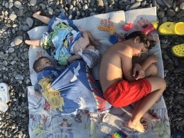 Ну, наверное, лучше и так и так. Мои родители моего старшего (14) постоянно возили в Тай с собой, три лета он провел в Норвегии, младшие (7 и 3) ни разу не были за границей, но каждый год в Сочи или по краю. Для них эмоции, думаю, одинаковые. Весной были с детьми на горячих источниках на Байкале, дети в восторге. Со средним первый раз на неделю поехали с палаткой в 5 месяцев. Стараемся пару раз в год выбираться вдвоем с женой куда-нибудь отдохнуть от детей, но в целом дети никогда не были помехой в отпуске, а наоборот радостью