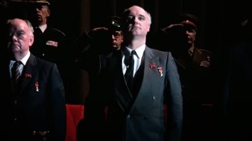 стал листать кадры, и в первый раз заметил, что "Горбачёву" там Героя СССР повесили.. Клюква развесистая преразвесистая