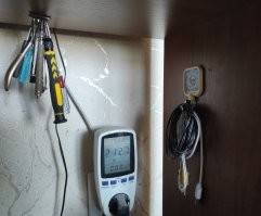 Надоест каждый раз так убирать. Проще несколько крючков и самые нужные повесить. Остальные на постоянке подключены к компу/к питальнику.