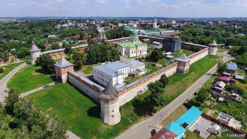 Я бы отметил Зарайский кремль. По размерам он как раз скорее замок, чем крепость - 125 на 185 метров, 7 башен, четверо ворот. Он полностью сохранился и, к слову, ни разу не был взят штурмом, хотя осаждался не раз.