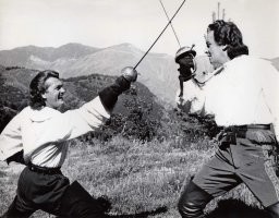 Просто пытались соответствовать французским фильмам , раз снимали фильм о Франции