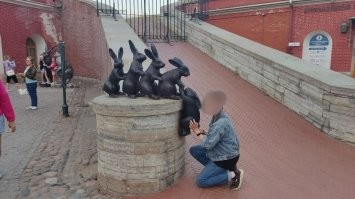 Ну с этими памятниками в Питере, наверное, только ленивый не сфоткался: