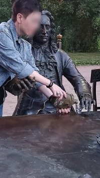 Ну с этими памятниками в Питере, наверное, только ленивый не сфоткался: