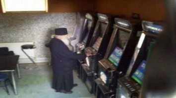 Поскольку церковь в принципе категорически против азартных игр...Еще как против!!!