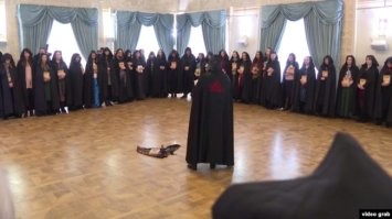 это не хиджаб! это ведьминский балахон!