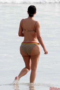 Ну в какой-то параллельной вселенной это может быть для кого-то и считается эталоном красоты...