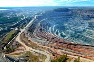 Уникальная Курская магнитная аномалия. Еще одна тема, почему быть русским плохо))) У нас такое есть, а больше ни у кого нет. Залежи железной руды на территории трех областей. Как раз на западных границах России:Курская, Орловская, Белгородская.  Глубина карьера Михайловского ГОКа   более 350 метров от поверхности земли, а его размер – 3 на 7 километров.