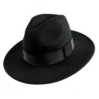 Как человек, некоторое время занимавшийся головными уборами, имею мнение по этому вопросу. Войлок очень давно изобретенный материал. Чуть ли не единственный плоский материал у многих народов, где не додумались или не было сырья для , например, циновок. Итак, нужно чем-то накрыть голову. Берем кусок войлока - плохо держится, делаем его чашечкой. Получается шапка пастуха(ну ,представили?). Мешает смотреть или стрелять загнули козырек. Загнули с трех сторон - треуголка, с двух - наполеон. Сделали поля прямыми - еще фасон, пришлепнули сверху - классическая шляпа. Ну и так далее.  Соответственно в моду входили те или иные фасоны.  А пост хорош, взбодрил с утра))) Спасибо автору!))