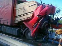 водятел пусть радуется, что стеклом кабину не смело

как здесь 

или здесь