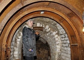 У нас и свои чудики есть.
В Г. Лебедянь, что в Липецкой области, один пенсионер, ещё в 1984 году, начал грандиозное строительство местного метрополитена.
Вскоре из его двора протянулись многометровые тоннели. 
Энтузиаст прокладывал их с помощью кирки и лопаты, а своды укреплял кирпичом и бетоном. Проложил он и однопутную колею для небольшой тележки. Однако, транспортной артерией его метро так и  не стало - помер дед.